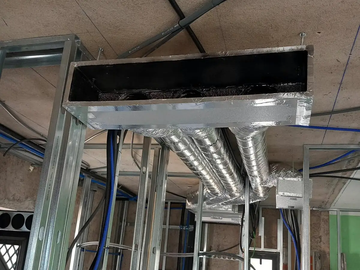 Equipa da Climatização Pinheiro a instalar condutas de ar condicionado numa obra
