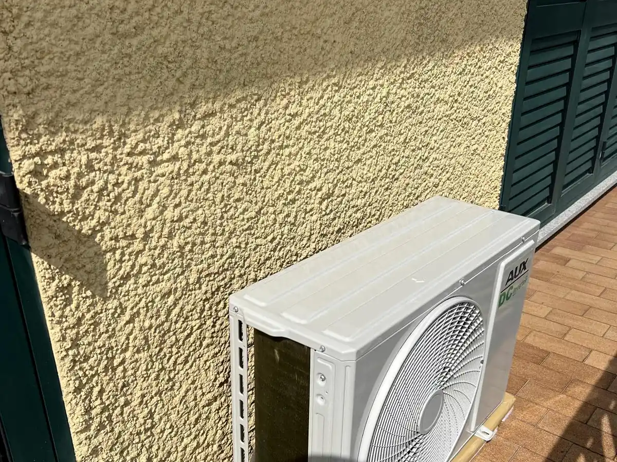 Unidade exterior de ar condicionado fixada em parede exterior em Valongo