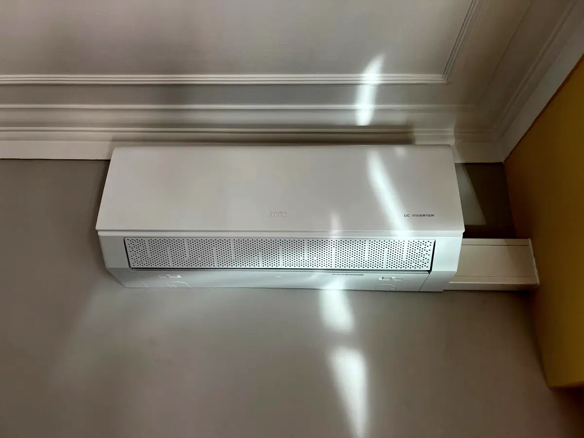Ar condicionado AUX instalado numa sala em Gondomar com calha embutida