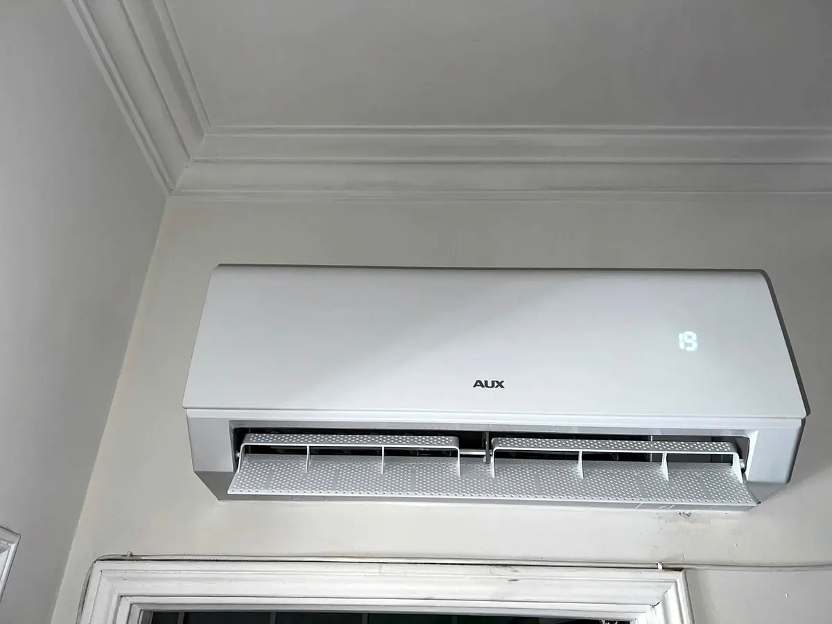 Unidade interior de ar condicionado instalada numa quarto no Porto