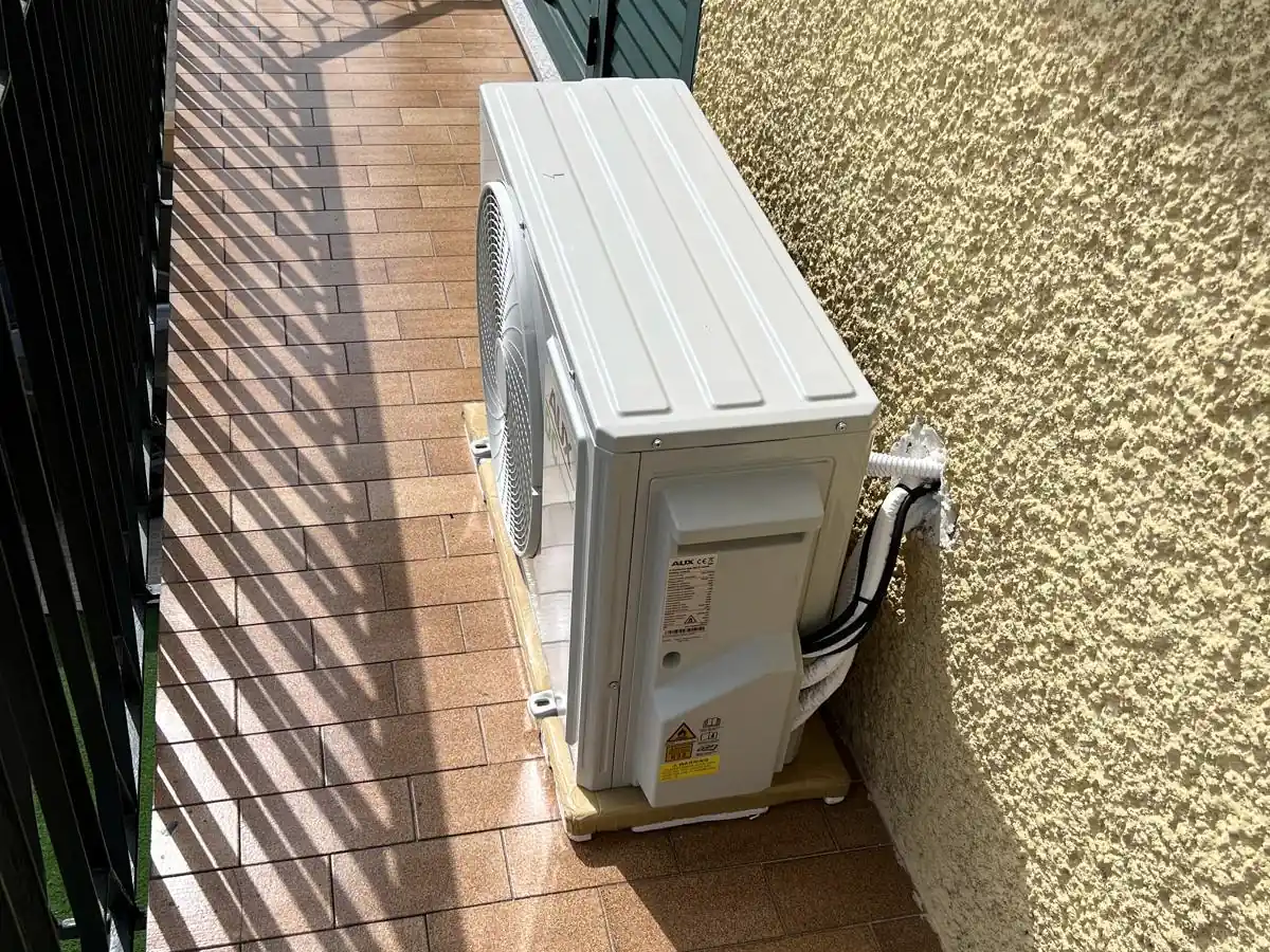Unidade exterior de ar condicionado instalada numa varanda em Maia